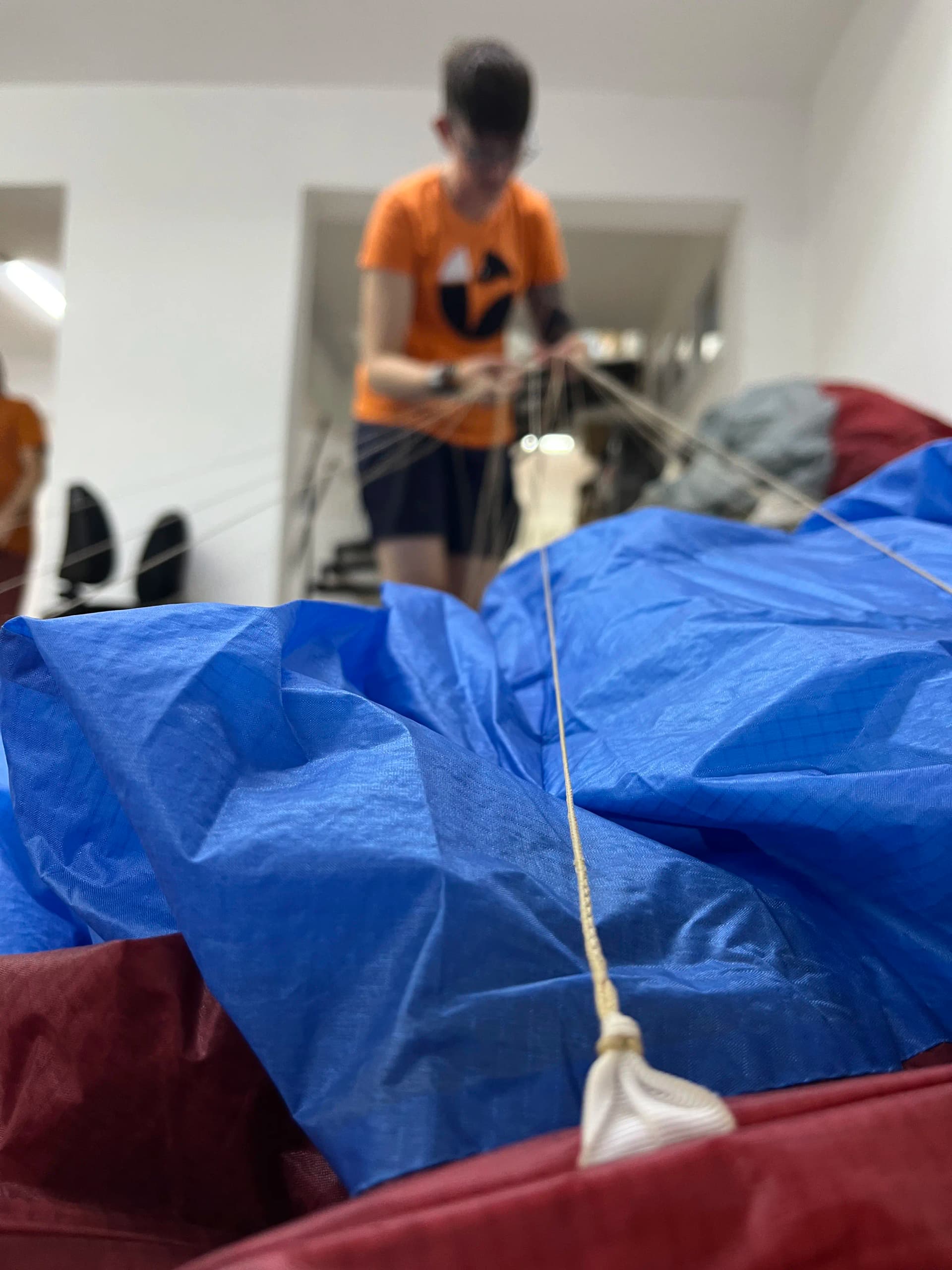 Skye is inspecting the textures of the line of this Gin Bonanza 2